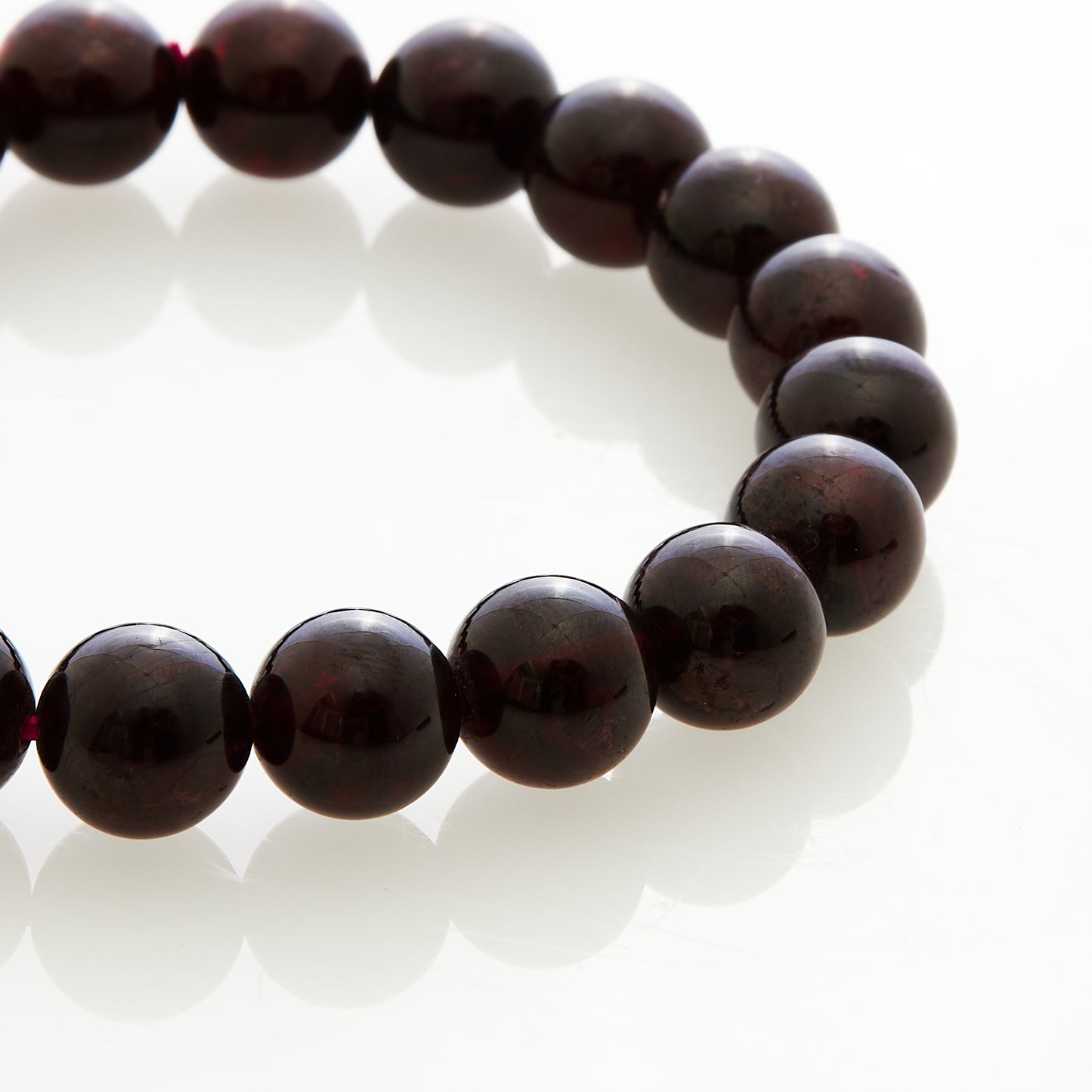 ガーネット|静かな情熱と生命力を宿す“深紅の輝き”ブレスレット10mm(H0042)