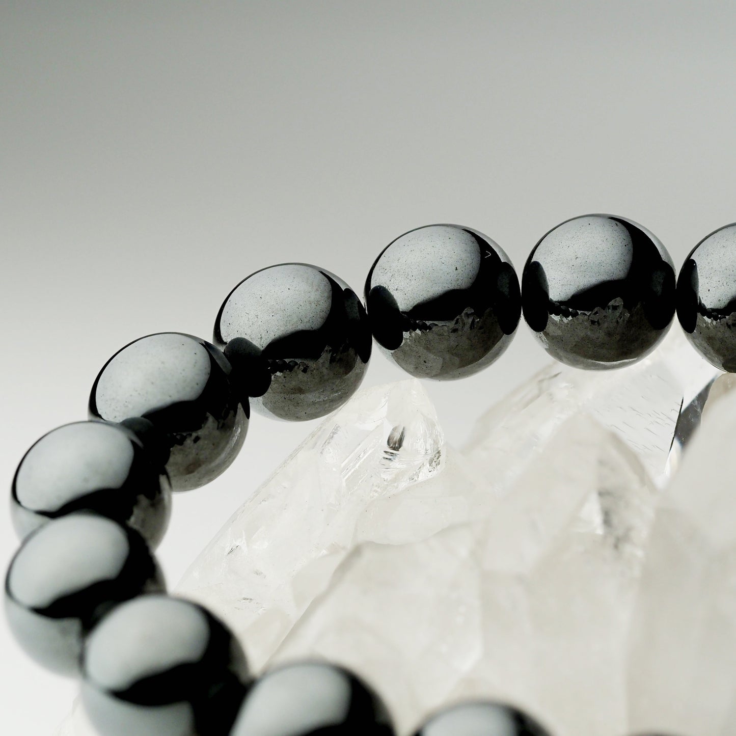 ヘマタイト｜重厚な艶を放つ端正なブレスレット12mm(H0101)